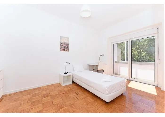 Houze_Central Lisbon 4 Room Flat